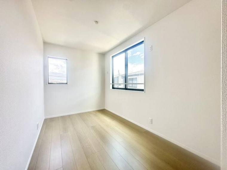 2面窓付きの洋室です。お部屋には気持ちよく陽が入り、過ごしやすい居住空間です。窓を開放すると自然換気が可能で、清潔感も保ちやすいです。