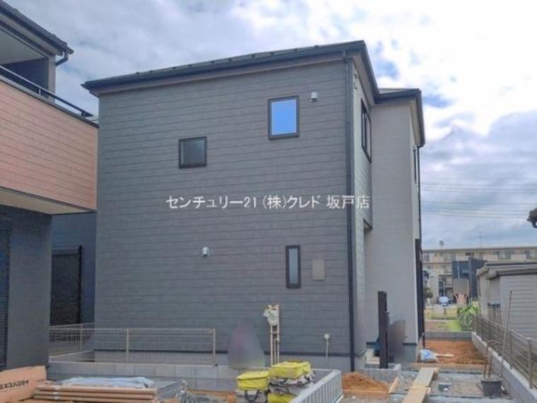 南向きのLDKは広々18.5帖。対面式キッチンを配し、家族との会話も弾む明るい空間です。WIC・SIC・ストレージルームなど収納も豊富。
