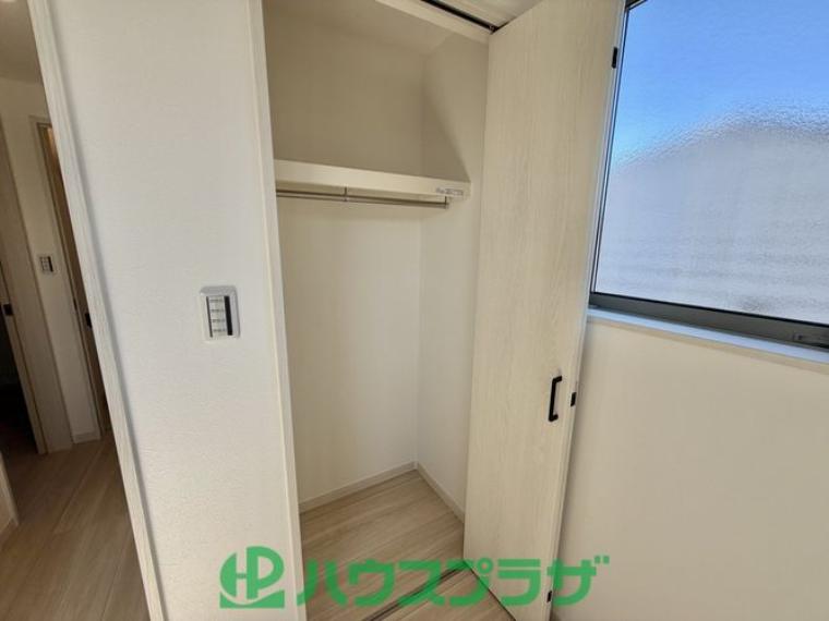 窓が隣接しており明るい居室収納