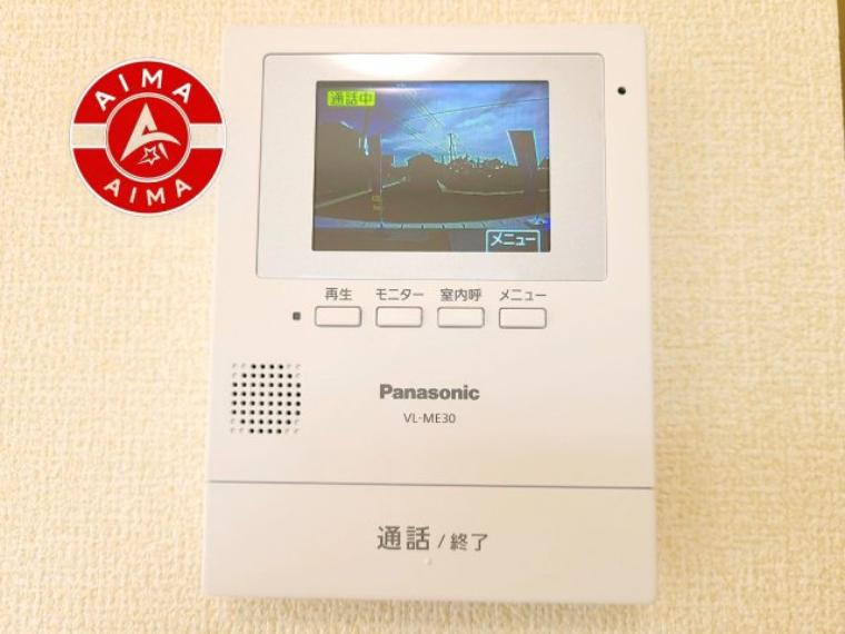 外出中も来訪者をカラー画面と音声でしっかり録画します。在宅時にも鮮明なモニターでしっかり相手を確認できます！