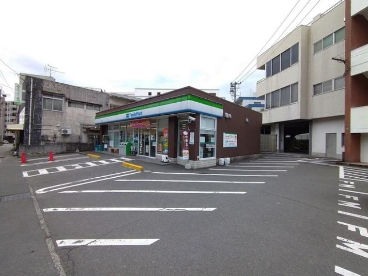 ファミリーマート長田町店【ファミリーマート長田町店】鹿児島市長田町にあるコンビニです。設備・サービス　駐車場有、ATM、マルチコピー機、たばこ、お酒（約1,130m）