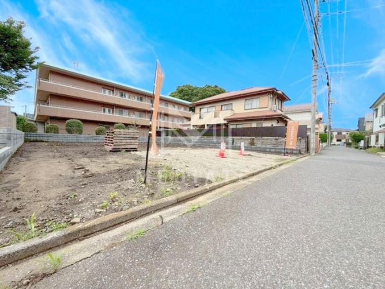 【前面道路】前面道路は4.5mの幅員を確保し、交通量も落ち着いているため、住まいの前にも穏やかな空気感が広がりやすいところが魅力です。26年7月3日撮影