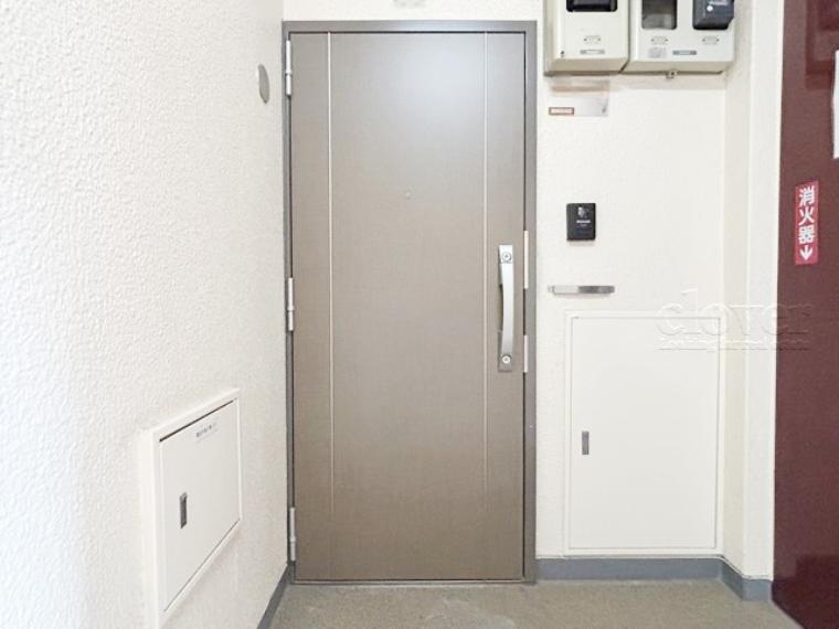 ダブルロック式の玄関ドアが皆様をお出迎え。お部屋のセキュリティの観点からも、うれしい設備ですね。玄関の色もシックで良い感じです。～即日のご見学可能～　お問合せはお気軽にどうぞ。