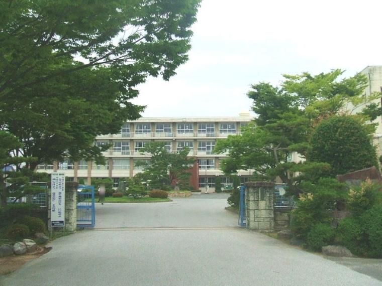 一宮市立木曽川中学校（約2,300m）