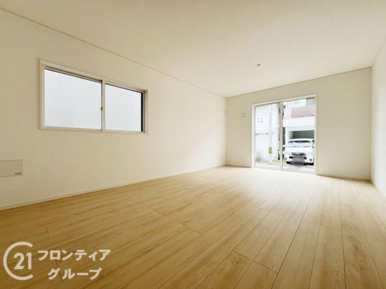 LDKには大きな窓からたくさんの光が入り、明るく、開放的な空間を演出してくれます。お友達が遊びに来た時も自慢のリビングになりますね！