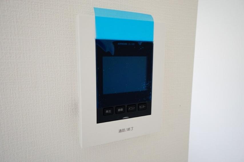 同仕様写真（内観） 同仕様写真。防犯性、セキュリティ対策に安心できるテレビモニター付きインターフォンです。セールスマン対策にもなり安心できます。