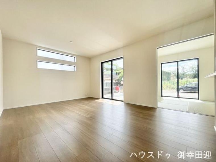 ■安らぎと笑顔の中心地■陽光が優しく降り注ぎ、会話が自然と弾む。ここでは、毎日が特別な時間へと変わります。