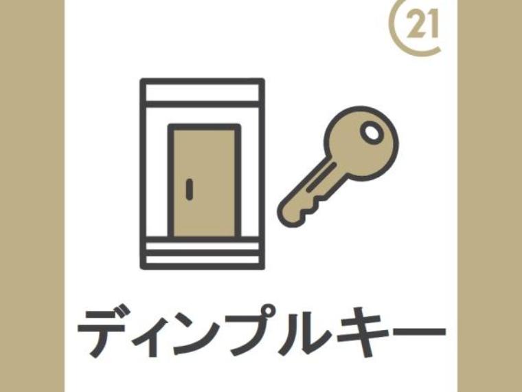 ピッキング犯罪を防止する防犯型玄関錠です。玄関にはディンプルキータイプの鍵を、さらにバールなどでこじ開けられにくい鎌デッド錠やサムターン回し防止タイプを採用しています。