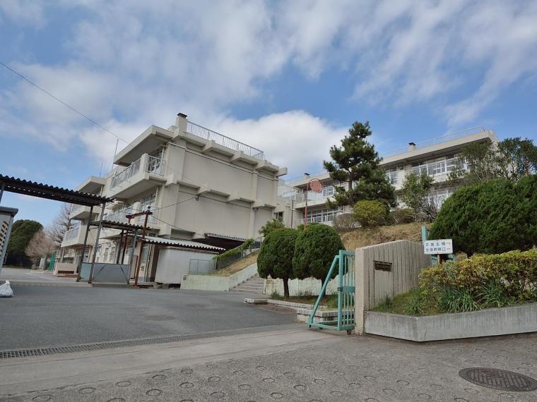 横浜市立岡津中学校（約800m）