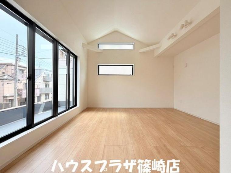 リビングスペースは天井高くなっており、開放感があります。