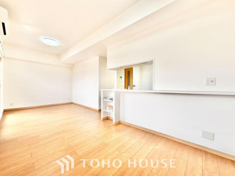 【楽しい我が家が一番】明るく開放的な空間が広がるリビングダイニング。室内には豊かな陽光が注ぎ込み、爽やかな住空間を演出。ホームパーティーでもゲストと一緒に料理を楽しみながら楽しい時間を過ごせそう。