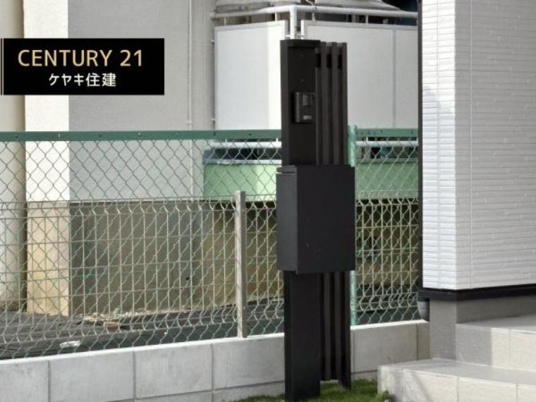 シンプル且つモダンな玄関。訪れる人を心地よく迎え入れてくれます。