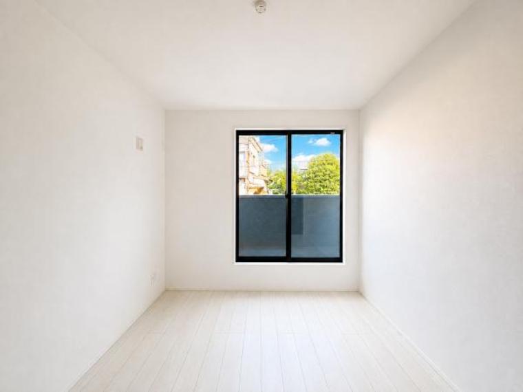 穏やかな寛ぎあじわえるお部屋では有意義な時間がつくれます！大きな窓からと陽光が注がれる明るい空間！光もアクセントの一つとして。一人時間も充実したものにできるプライベートルームは日々を豊かにします!!