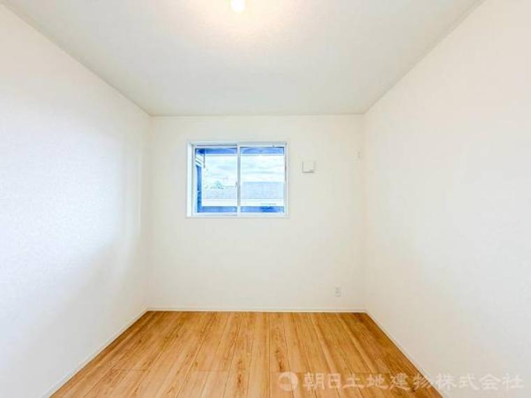 穏やかな寛ぎあじわえるお部屋では有意義な時間がつくれます！大きな窓からと陽光が注がれる明るい空間！光もアクセントの一つとして。一人時間も充実したものにできるプライベートルームは日々を豊かにします!!