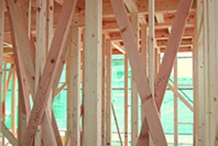 【木造軸組み工法】<BR/>土台、柱、梁などの住宅の骨格を木の軸で造る工法です。<BR/>接合部には補強金物取り付け、床には構造用合板を使用するなど、強い耐震性・耐久性を発揮しています。