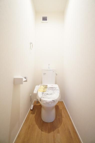 2階にもトイレ設置！朝の争奪戦も回避できます ※類似物件の参考画像です。