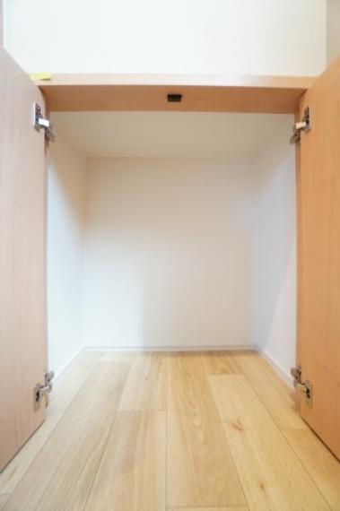 1階トイレ収納。※類似物件の参考画像です。