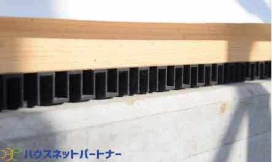 「基礎パッキン工法」を標準で採用し、従来工法の1.5～2倍の床下換気性能を発揮。