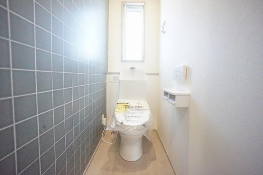 温水洗浄機付トイレです。節水機能もあるので、安心して使えますね。もちろん、1階2階の2ヶ所にトイレがあるので、忙しい朝にもゆとりができますね。