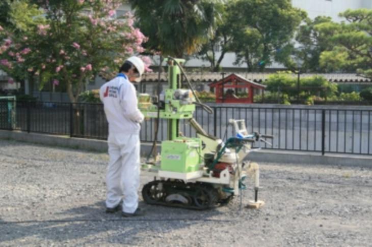 【地盤調査と地盤改良】<BR/>基礎着工前に行う地盤調査結果を元に、必要に応じた地盤補強等を実施し、不同沈下しない様対策をとっております。<BR/>万が一不同沈下による損害があった場合も、第三者等で保全できる体制をとっております。