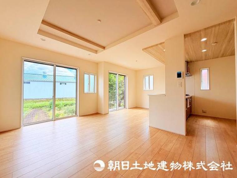 家族が自然と集まるリビングは、毎日の暮らしを心地よく彩る安らぎの空間です。家具の配置やインテリア次第で、お好みの雰囲気にコーディネートできます。