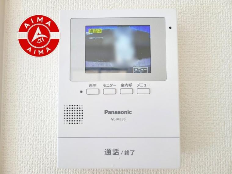 外出中も来訪者をカラー画面と音声でしっかり録画します。在宅時にも鮮明なモニターでしっかり相手を確認できます！