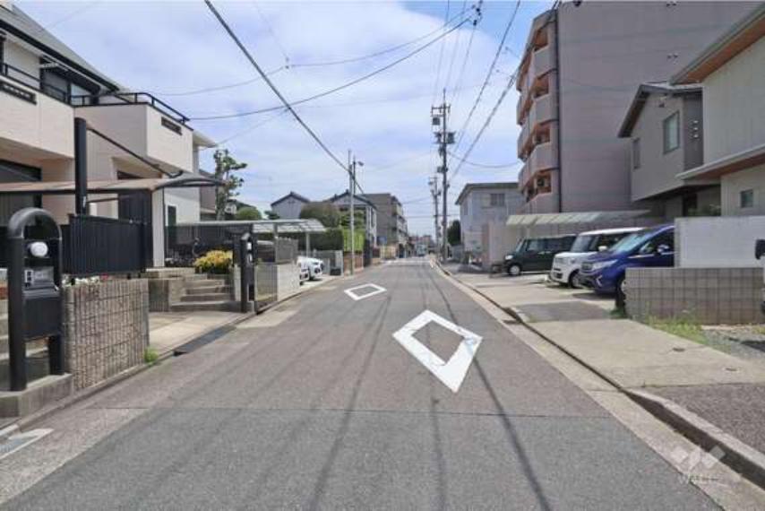 物件の北側前面道路（西側から）［2026年8月6日撮影］