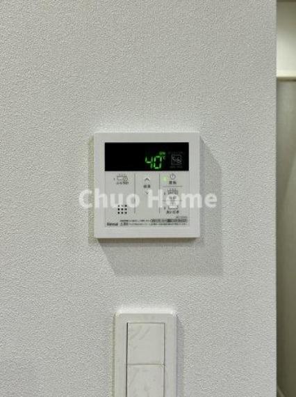 【給湯リモコン】外での一日を忘れさせてくれるオートバス機能でお好みの湯量・温度に調整された浴槽。