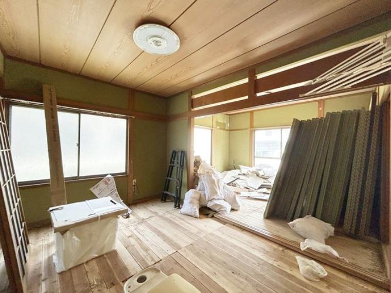 【リフォーム中】リビングです。床はフローリング、壁・天井はクロスの張替えを行う予定です。