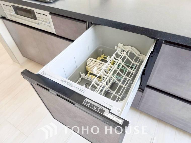 【食器洗浄乾燥機】手洗いに比べ節水効果が高く、食器の洗浄から乾燥まで、食後の水仕事を軽減します。