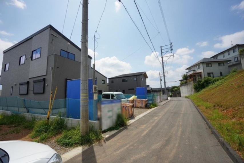 現地（2026年9月7日）撮影。閑静な住宅地＾＾車による騒音や排気ガスの影響が比較的少なく、通行人の視線なども気にならない、静かな環境＾＾