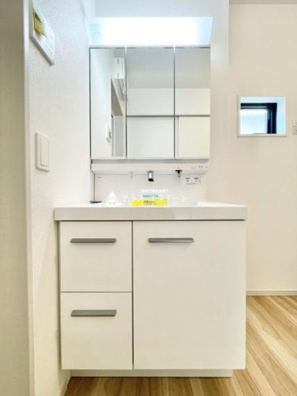 ■■洗面台■■女性に嬉しい3面鏡の洗面台です。※写真は同一タイプもしくは同一仕様。