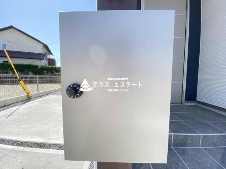■■飽きのこないポスト■■シンプルなデザインの郵便ポストです。※写真は同一タイプもしくは同一仕様。