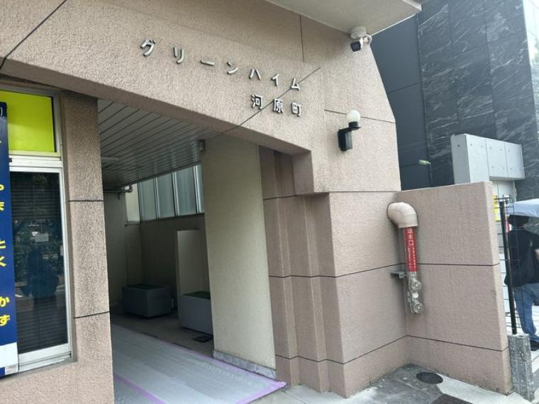 エントランスホール 【エントランス】1階の入り口にはマンション名が記載されています。