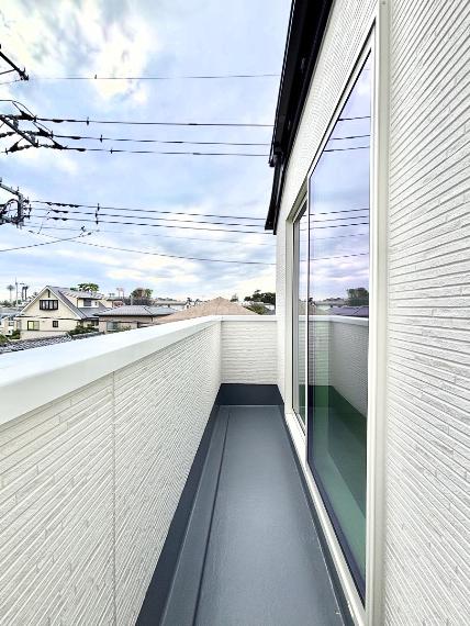 暖かな陽光が降り注ぐバルコニー。爽やかな風も心地よいです。
