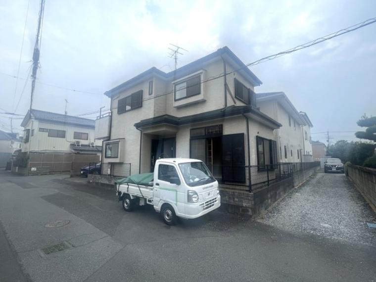 落ち着いた住宅街に佇む、時を経てもなお穏やかな風格を保ち続ける佇まいが、日々の暮らしに静かな安らぎを与えてくれます