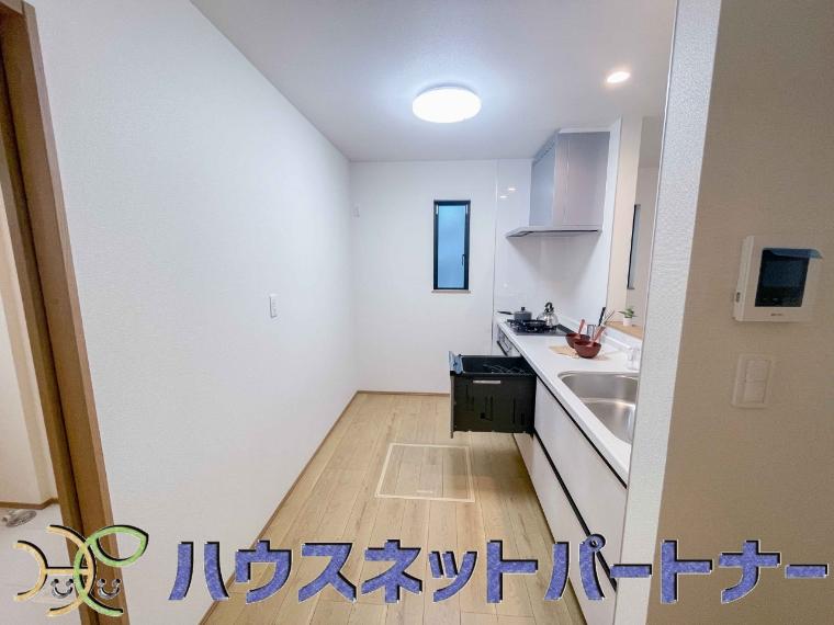 明るい自然光が入る作業スペースを多くとったキッチン採用。夫婦揃ってキッチンに立っても調理がしやすく、家事をしながら会話も弾みます。食器類もすっきりと片付く収納力。