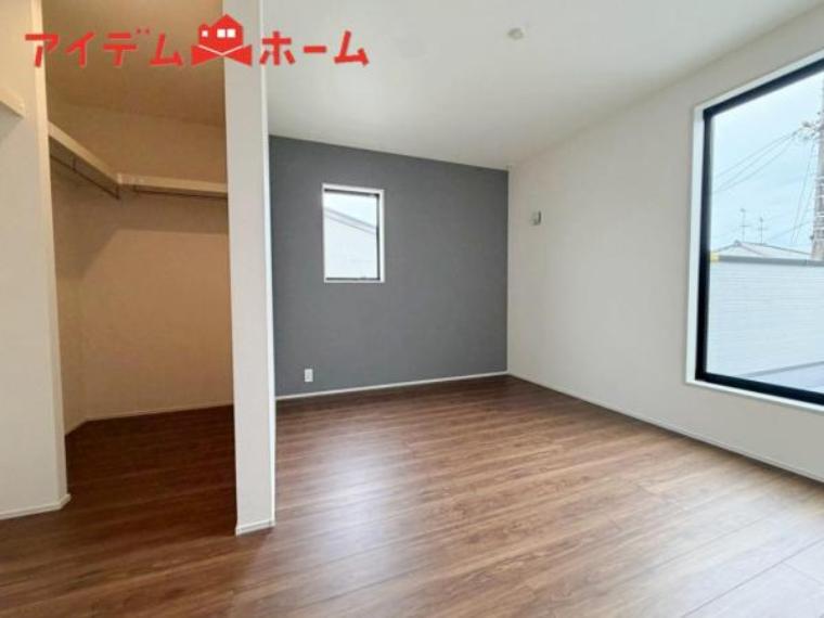 明るい寝室で心地のいい朝を迎えられそうです。<BR/>大きな窓からたっぷりの日差しが降り注ぐ明るい室内。