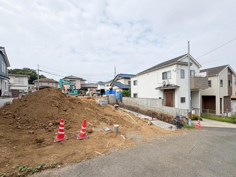 【前面道路】家の前をまっすぐの通りが走っている。クルマは少なく、人々は毎朝、ウォーキング、ジョギング、犬の散歩など、フリーな朝時間を過ごしている。