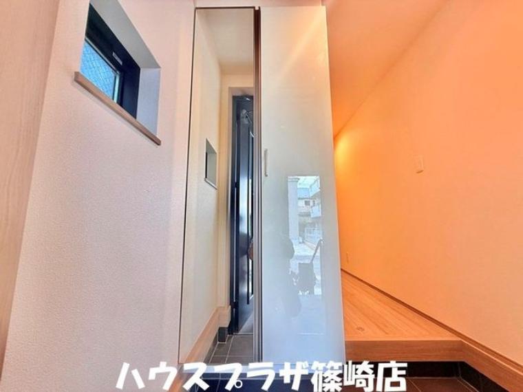 大きなサイズのシューズBOXの為、靴をたくさん収納できます。