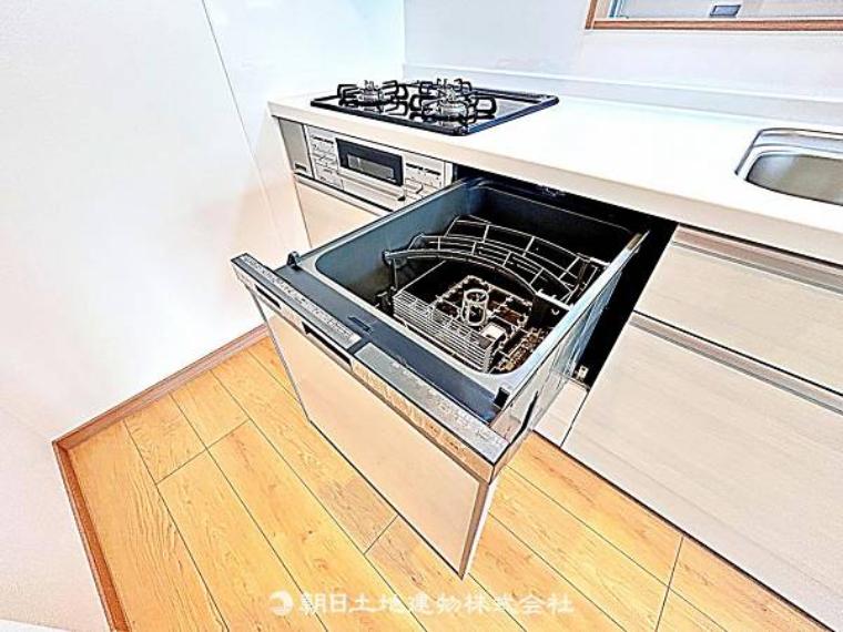 食洗器が備わったキッチンです。家事の効率が上がり、時間を有効に使えるため、快適で便利な生活をサポートします。