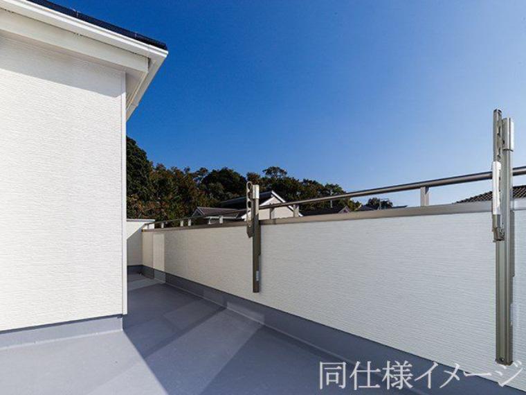 ＼同仕様写真/日当たりの良いバルコニーは、お洗濯が多いときも安心。たくさん干してもカラっと乾きそうです！