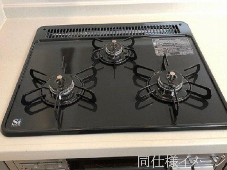 ＼同仕様写真/三口コンロで同時に複数の調理が可能です