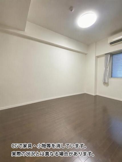 約7帖のゆとりある洋室。多彩なレイアウトに対応できる空間です ※家具消し加工済