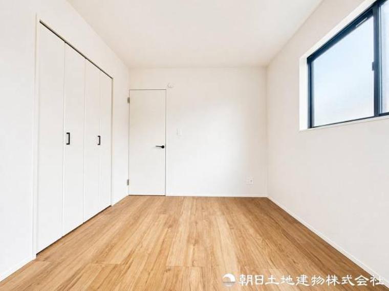 シンプルで家具を配置しやすい洋室。ベッドやデスクもすっきり置け、寝室はもちろん、趣味部屋や在宅ワークにも活用できます。家具選びや模様替えの幅がぐっと広がります。