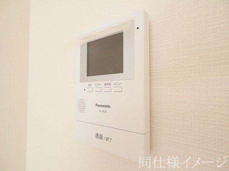 ＼同仕様写真/女性やお子様にも安心のTVモニター付きインターホン！一目で来客を確認できるので、特に小さなお子様をお持ちのご家庭でも安心してお住まい頂ける設備です。