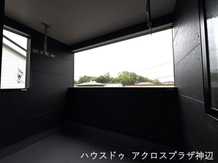 【ルーフバルコニー】突然の雨でも洗濯物が濡れにくく快適です。