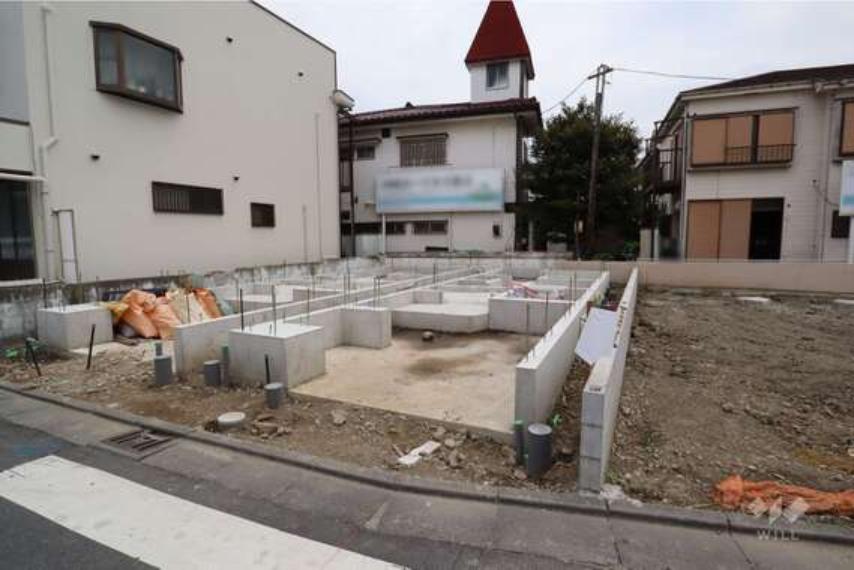 物件の外観（南西側から）静かな住宅街の一角にあります。