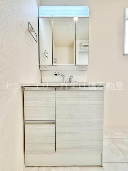 【洗面所】<BR/>三面鏡の独立洗面台となっております。<BR/>オシャレな洗面台で収納もバッチリ〇