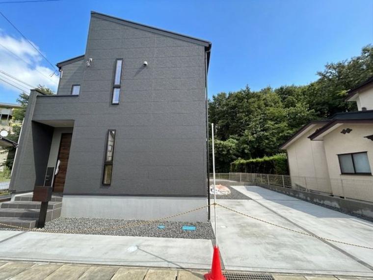 駐車4台！ご家族分はもちろん来客時にも嬉しいですね。